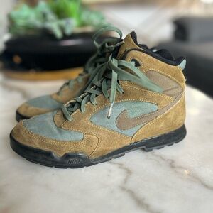 VINTAGE 90s Nike ACG Caldera Spell Out green/turquoise Suede Ankle Hiking Boots